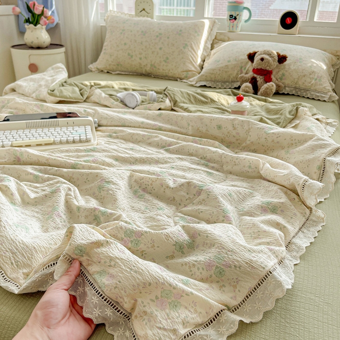 91家纺网 家纺一手货源 找家纺 梦纤绒 2026新款云感皱皱纱花边款夏被夏凉被空调被四件套 微凉薄荷