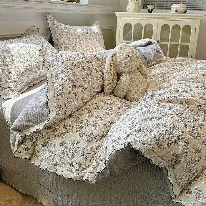 91家纺网 家纺一手货源 找家纺 一比一家纺 2026新款法式花边泡芙纱四件套 浅色花影