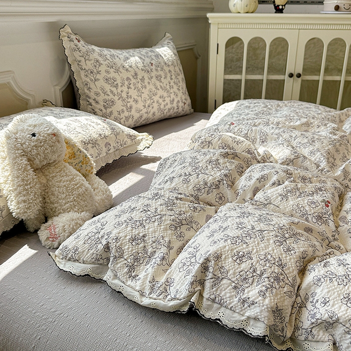 91家纺网 家纺一手货源 找家纺 一比一家纺 2026新款法式花边泡芙纱四件套 浅色花影