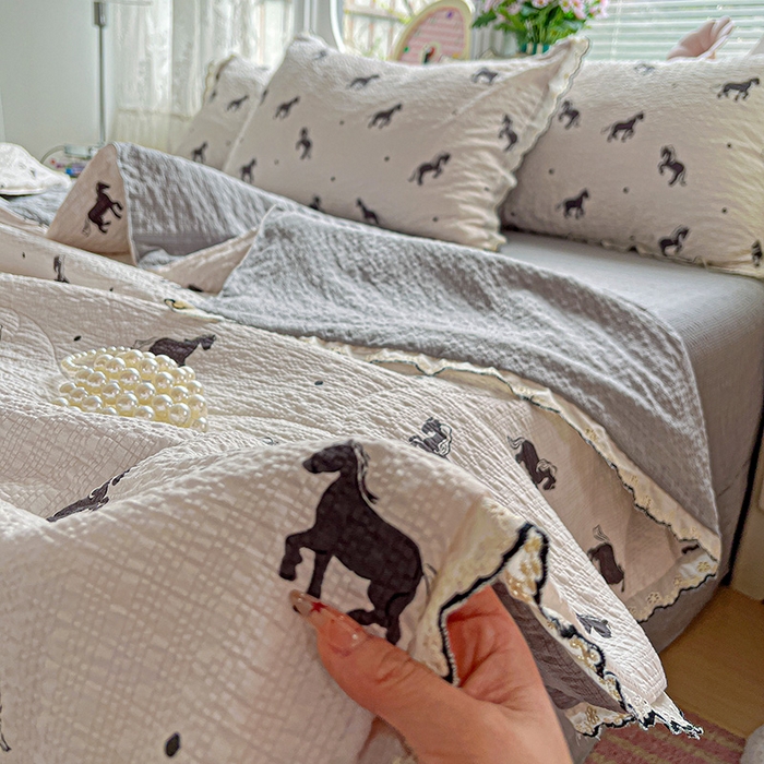 91家纺网 家纺一手货源 找家纺 一比一家纺 2026新款法式花边泡芙纱夏被四件套 马到成功