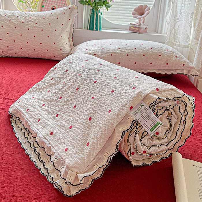 91家纺网 家纺一手货源 找家纺 一比一家纺 2026新款法式花边泡芙纱夏被四件套 红波点