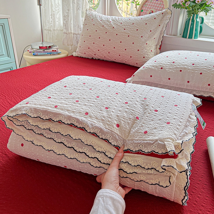 91家纺网 家纺一手货源 找家纺 一比一家纺 2026新款法式花边泡芙纱夏被四件套 红波点