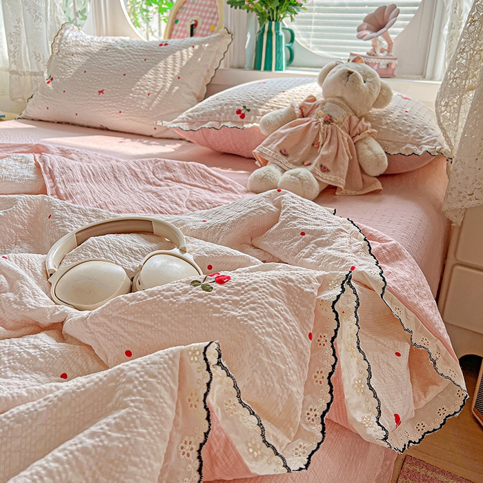 91家纺网 家纺一手货源 找家纺 一比一家纺 2026新款法式花边泡芙纱夏被四件套 红樱桃