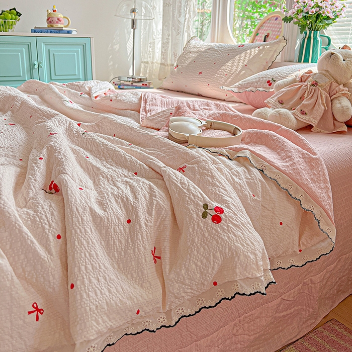 91家纺网 家纺一手货源 找家纺 一比一家纺 2026新款法式花边泡芙纱夏被四件套 红樱桃