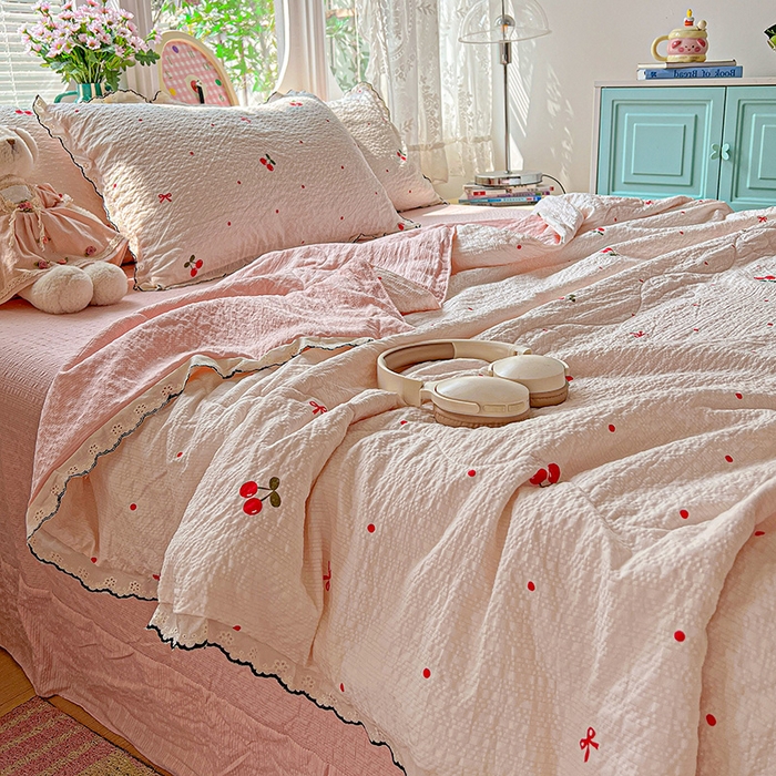 91家纺网 家纺一手货源 找家纺 一比一家纺 2026新款法式花边泡芙纱夏被四件套 红樱桃