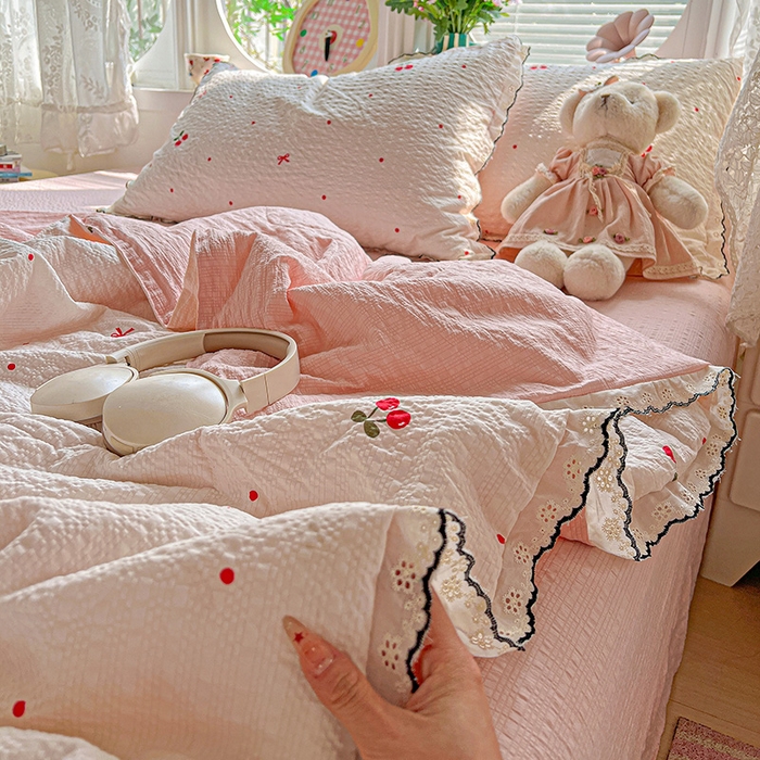 91家纺网 家纺一手货源 找家纺 一比一家纺 2026新款法式花边泡芙纱夏被四件套 红樱桃