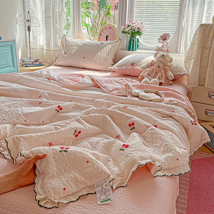 一比一家纺 2026新款法式花边泡芙纱夏被四件套 红樱桃