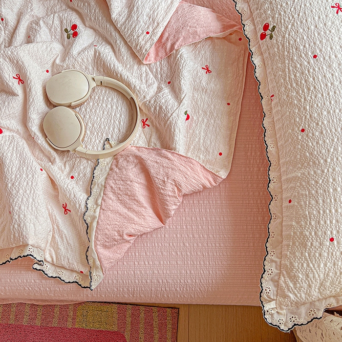 91家纺网 家纺一手货源 找家纺 一比一家纺 2026新款法式花边泡芙纱夏被四件套 红樱桃