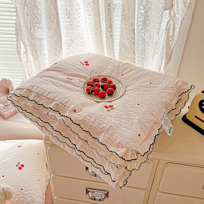 91家纺网 家纺一手货源 找家纺 一比一家纺 2026新款法式花边泡芙纱夏被四件套 红樱桃