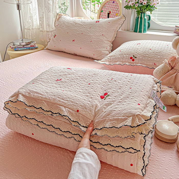 91家纺网 家纺一手货源 找家纺 一比一家纺 2026新款法式花边泡芙纱夏被四件套 红樱桃
