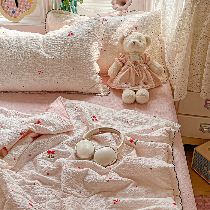91家纺网 家纺一手货源 找家纺 一比一家纺 2026新款法式花边泡芙纱夏被四件套 红樱桃