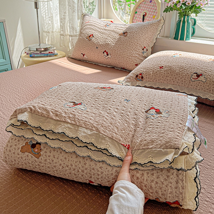 91家纺网 家纺一手货源 找家纺 一比一家纺 2026新款法式花边泡芙纱夏被四件套 欢乐时光