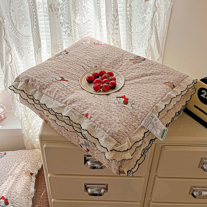 91家纺网 家纺一手货源 找家纺 一比一家纺 2026新款法式花边泡芙纱夏被四件套 欢乐时光