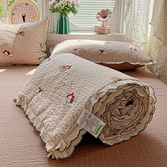 91家纺网 家纺一手货源 找家纺 一比一家纺 2026新款法式花边泡芙纱夏被四件套 欢乐时光