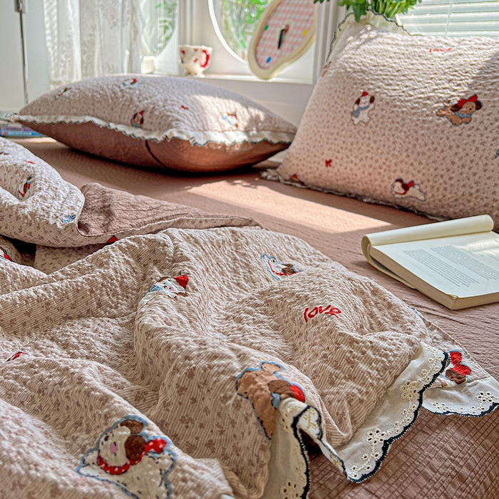 91家纺网 家纺一手货源 找家纺 一比一家纺 2026新款法式花边泡芙纱夏被四件套 欢乐时光