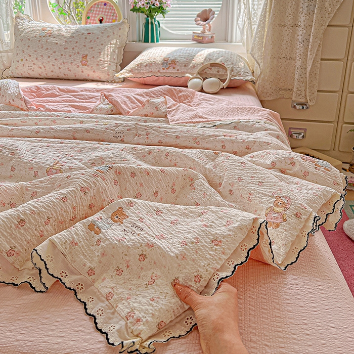 91家纺网 家纺一手货源 找家纺 一比一家纺 2026新款法式花边泡芙纱夏被四件套 浪漫满屋