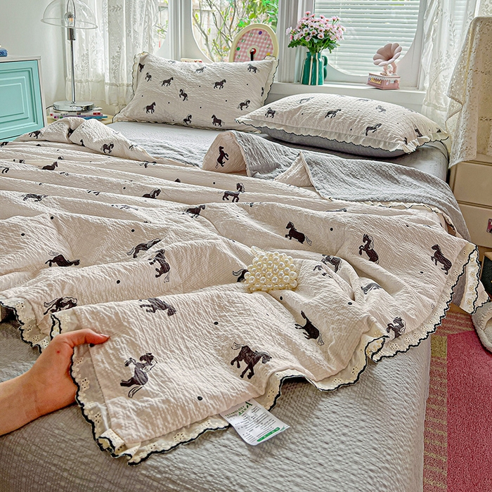 一比一家纺 2026新款法式花边泡芙纱夏被四件套 马到成功