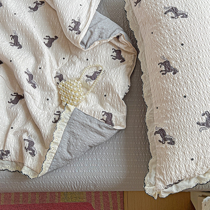 91家纺网 家纺一手货源 找家纺 一比一家纺 2026新款法式花边泡芙纱夏被四件套 马到成功