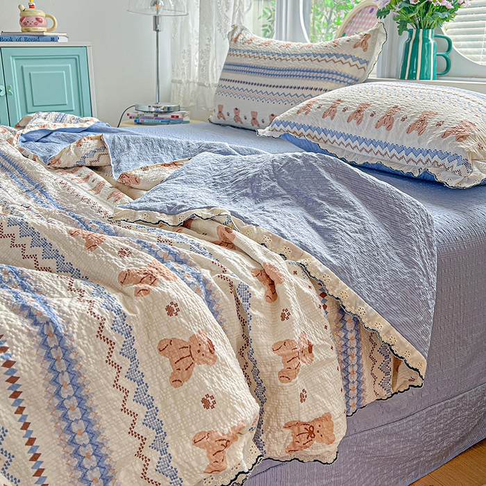 91家纺网 家纺一手货源 找家纺 一比一家纺 2026新款法式花边泡芙纱夏被四件套 萌趣熊