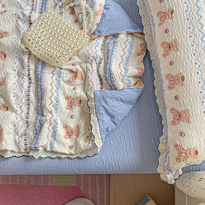 91家纺网 家纺一手货源 找家纺 一比一家纺 2026新款法式花边泡芙纱夏被四件套 萌趣熊