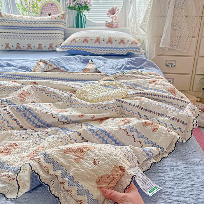 91家纺网 家纺一手货源 找家纺 一比一家纺 2026新款法式花边泡芙纱夏被四件套 萌趣熊