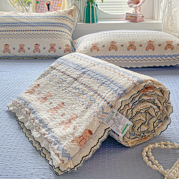 91家纺网 家纺一手货源 找家纺 一比一家纺 2026新款法式花边泡芙纱夏被四件套 萌趣熊