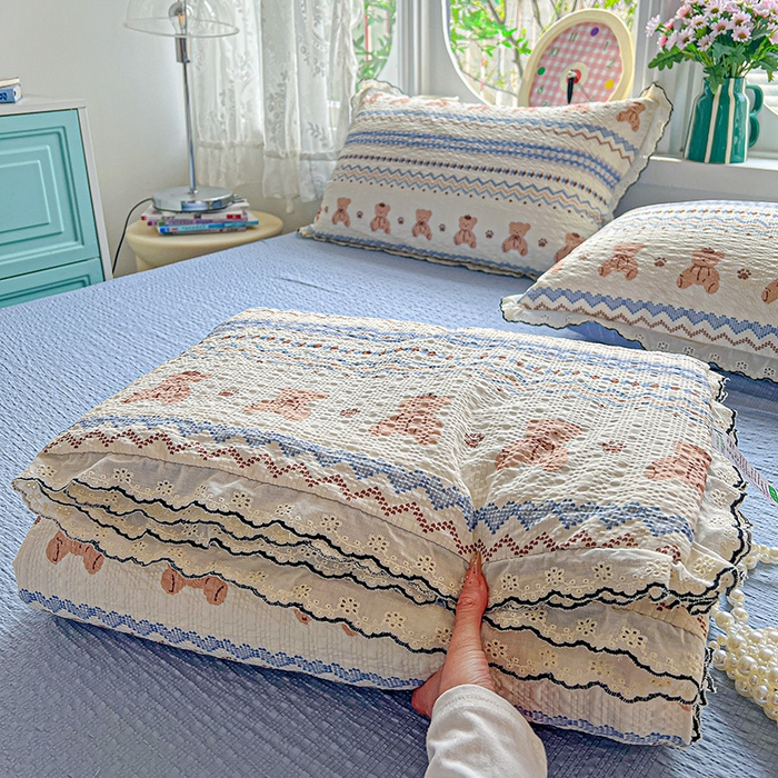 91家纺网 家纺一手货源 找家纺 一比一家纺 2026新款法式花边泡芙纱夏被四件套 萌趣熊