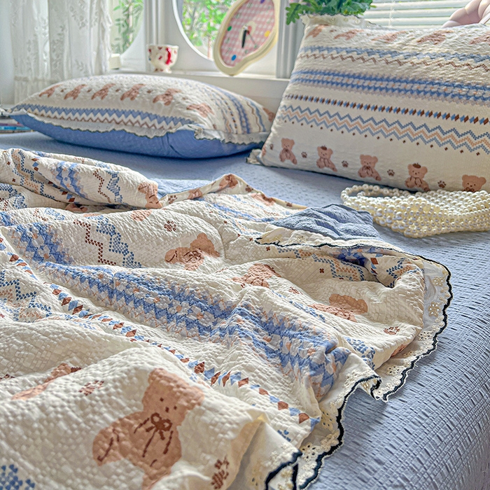 91家纺网 家纺一手货源 找家纺 一比一家纺 2026新款法式花边泡芙纱夏被四件套 萌趣熊