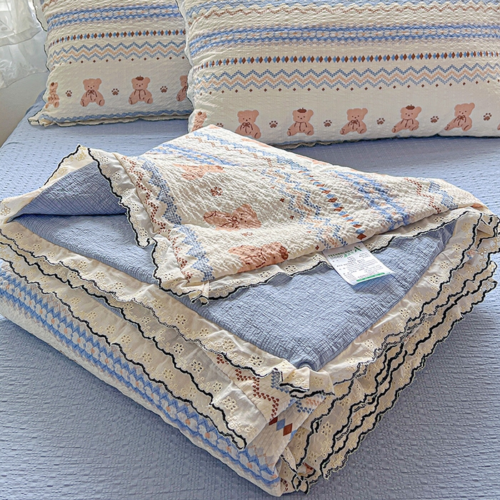 91家纺网 家纺一手货源 找家纺 一比一家纺 2026新款法式花边泡芙纱夏被四件套 萌趣熊