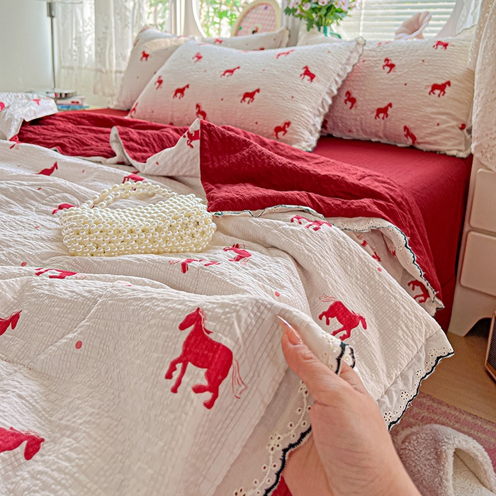 91家纺网 家纺一手货源 找家纺 一比一家纺 2026新款法式花边泡芙纱夏被四件套 小红马