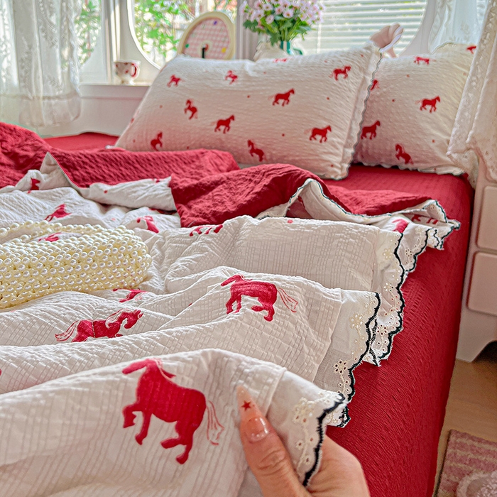 91家纺网 家纺一手货源 找家纺 一比一家纺 2026新款法式花边泡芙纱夏被四件套 小红马
