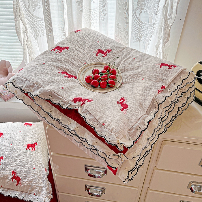 91家纺网 家纺一手货源 找家纺 一比一家纺 2026新款法式花边泡芙纱夏被四件套 小红马