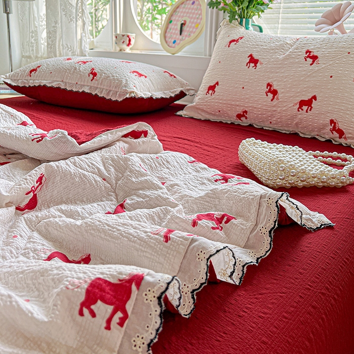 91家纺网 家纺一手货源 找家纺 一比一家纺 2026新款法式花边泡芙纱夏被四件套 小红马