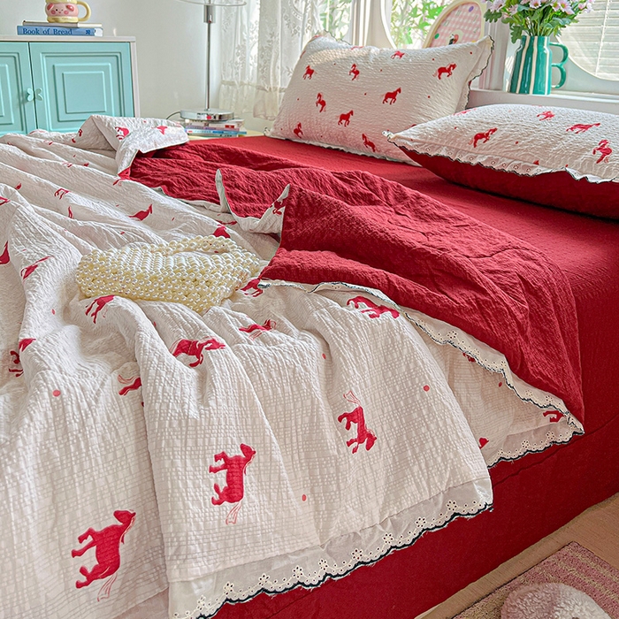 91家纺网 家纺一手货源 找家纺 一比一家纺 2026新款法式花边泡芙纱夏被四件套 小红马