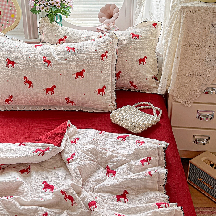 91家纺网 家纺一手货源 找家纺 一比一家纺 2026新款法式花边泡芙纱夏被四件套 小红马