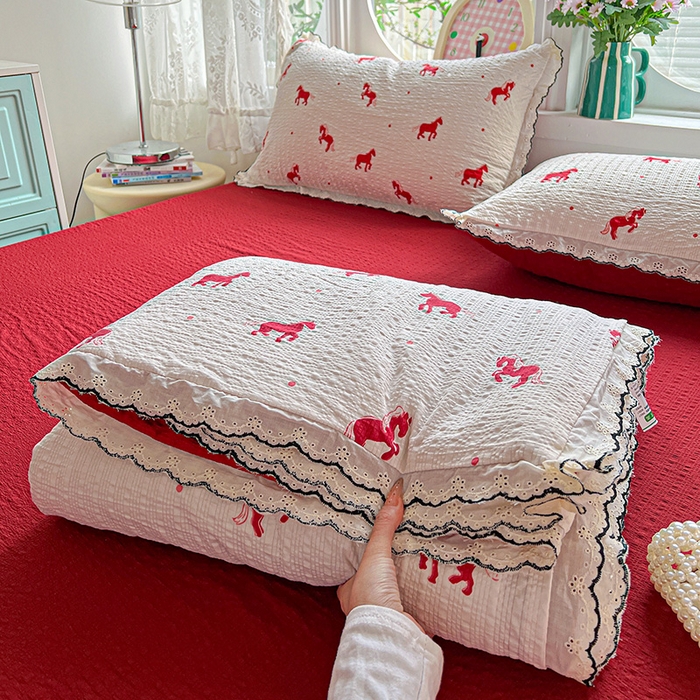 91家纺网 家纺一手货源 找家纺 一比一家纺 2026新款法式花边泡芙纱夏被四件套 小红马