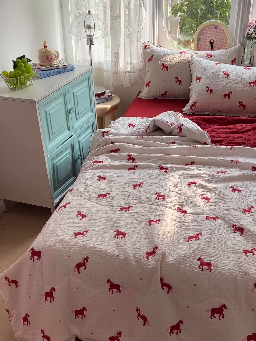 91家纺网 家纺一手货源 找家纺 一比一家纺 2026新款法式花边泡芙纱夏被四件套 小红马