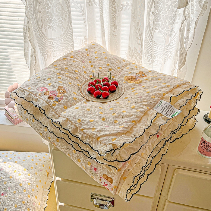 91家纺网 家纺一手货源 找家纺 一比一家纺 2026新款法式花边泡芙纱夏被四件套 熊贝贝