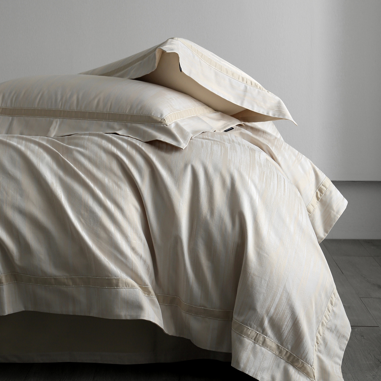 91家纺网 家纺一手货源 找家纺 佳汐蓝家纺 2026新款亲肤锦丝棉四件套 斑影入眠