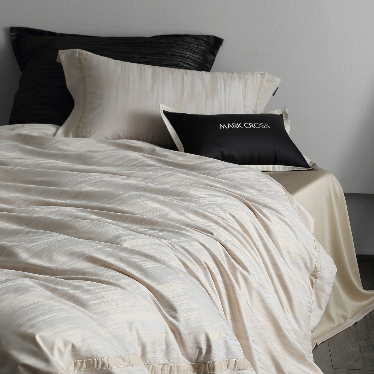 91家纺网 家纺一手货源 找家纺 佳汐蓝家纺 2026新款亲肤锦丝棉四件套 斑影入眠