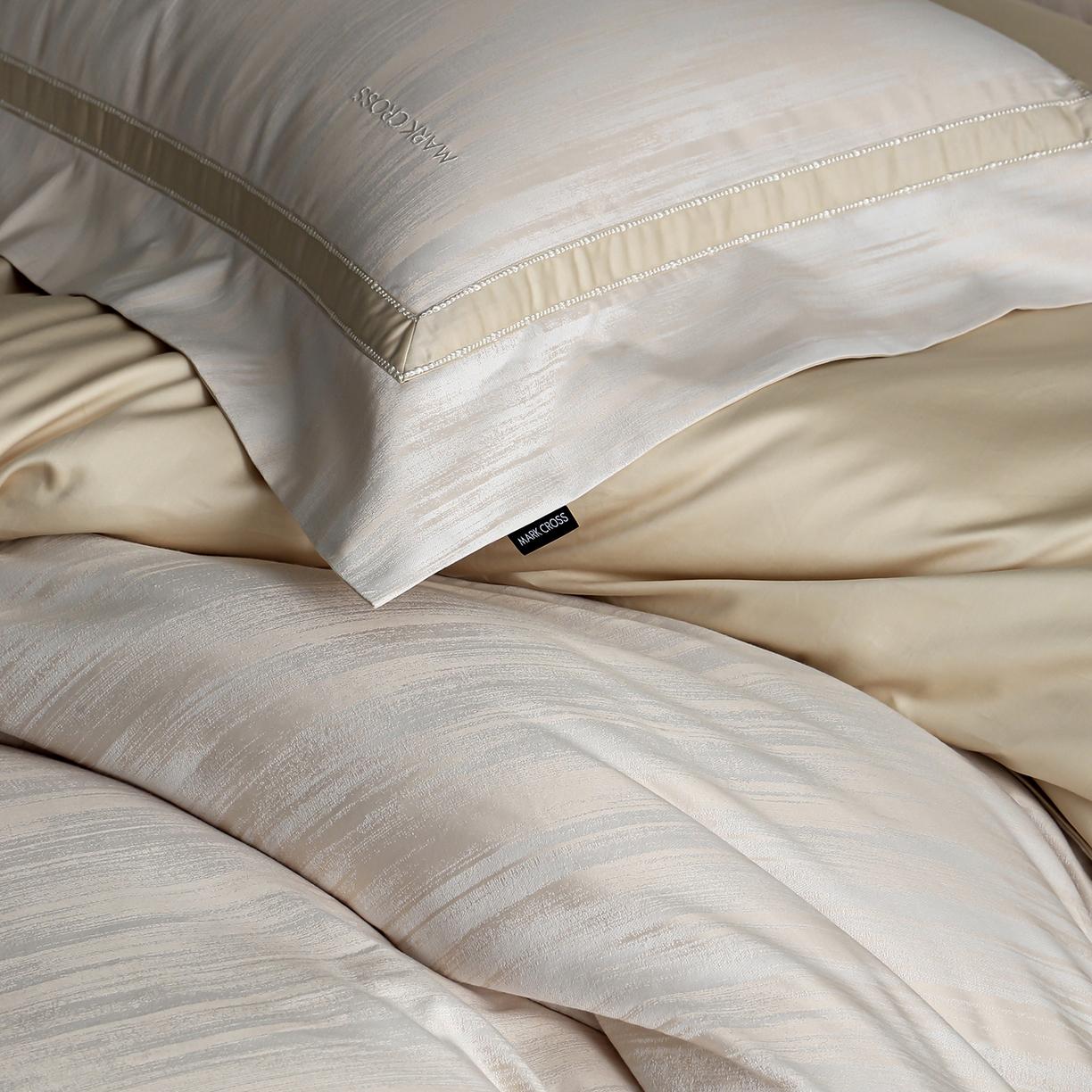 91家纺网 家纺一手货源 找家纺 佳汐蓝家纺 2026新款亲肤锦丝棉四件套 斑影入眠