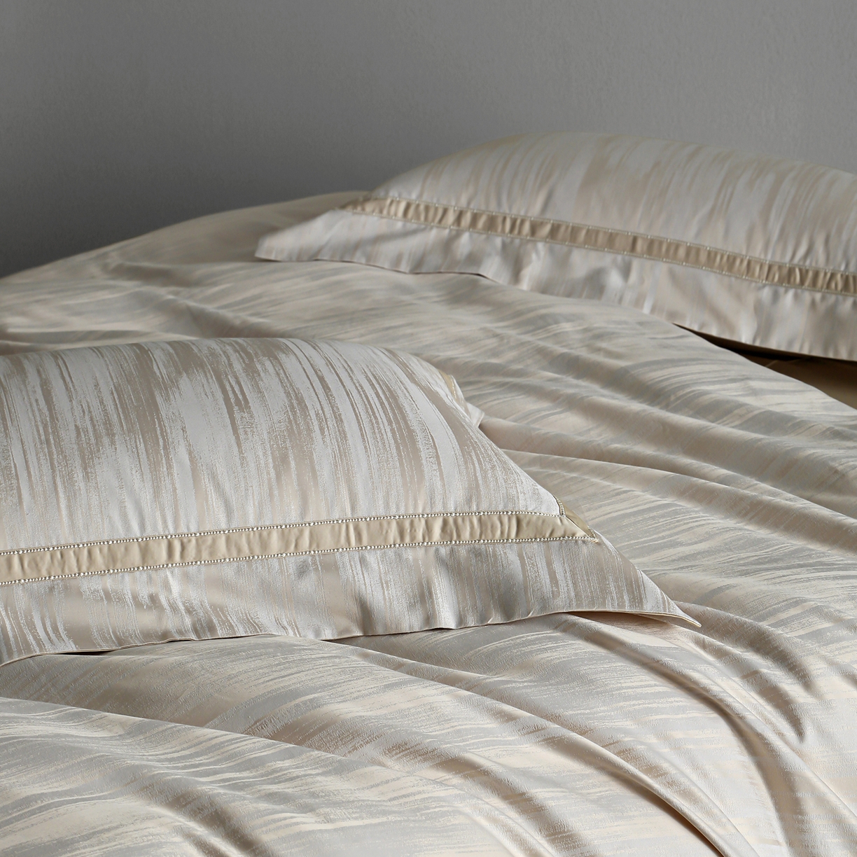 91家纺网 家纺一手货源 找家纺 佳汐蓝家纺 2026新款亲肤锦丝棉四件套 斑影入眠