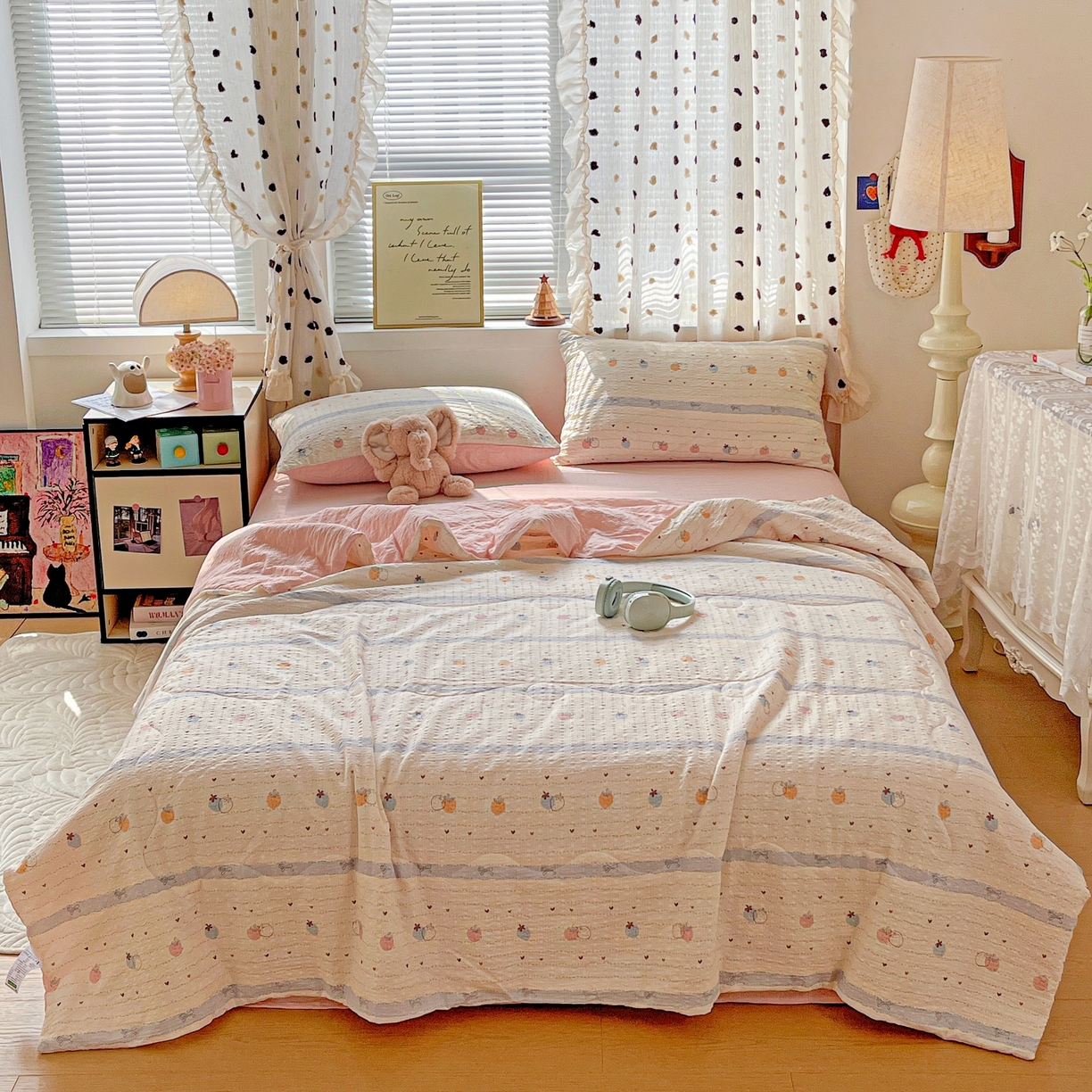 91家纺网 家纺一手货源 找家纺 一比一家纺 2026新款泡芙纱简款夏被四件套 草莓恋语