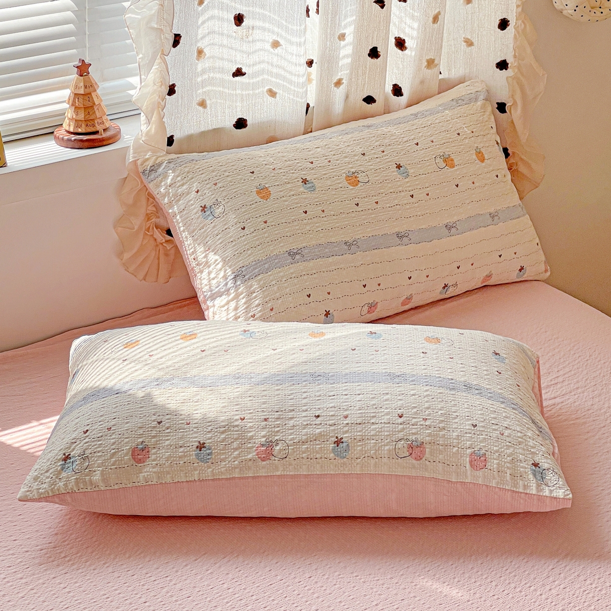 91家纺网 家纺一手货源 找家纺 一比一家纺 2026新款泡芙纱简款夏被四件套 草莓恋语