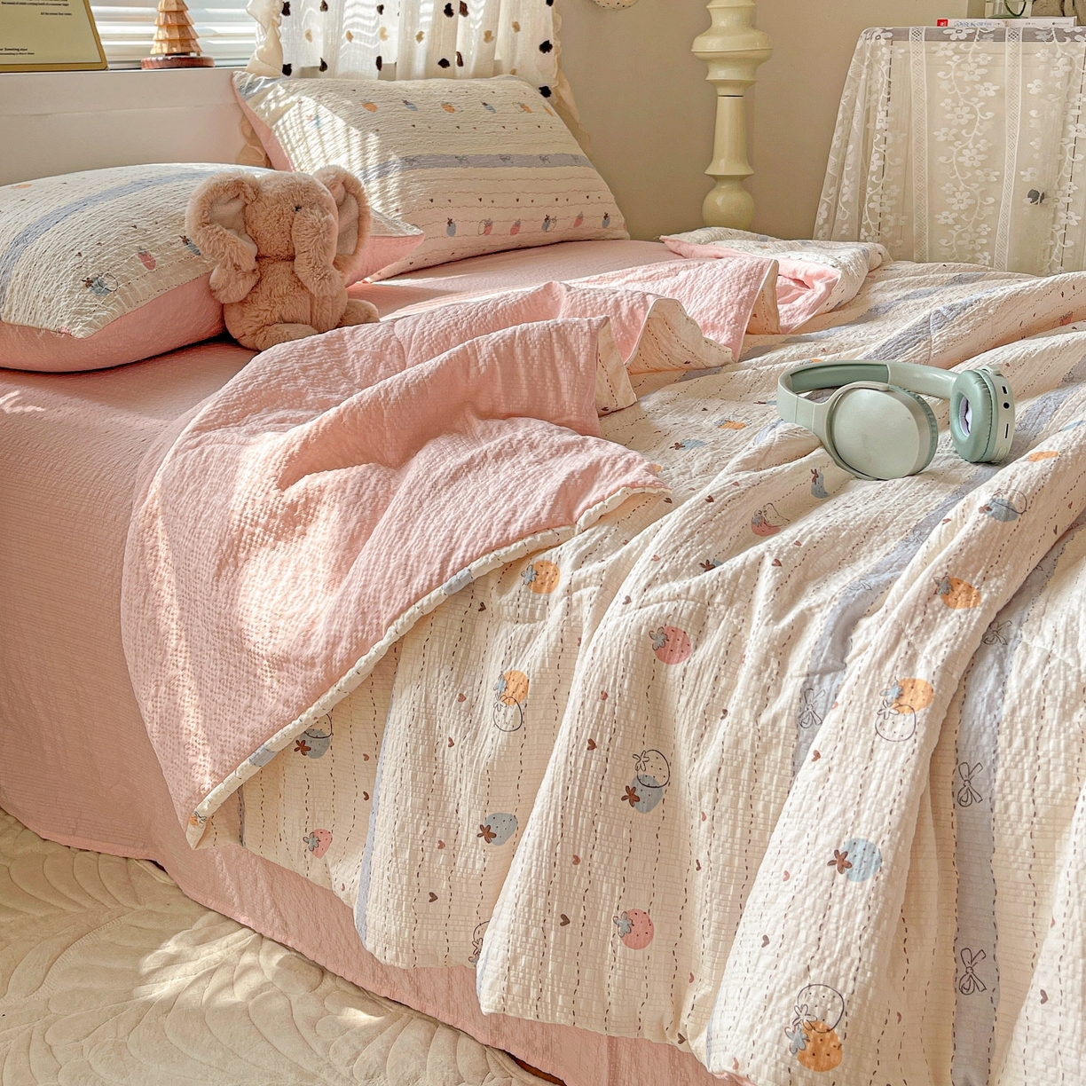 91家纺网 家纺一手货源 找家纺 一比一家纺 2026新款泡芙纱简款夏被四件套 草莓恋语