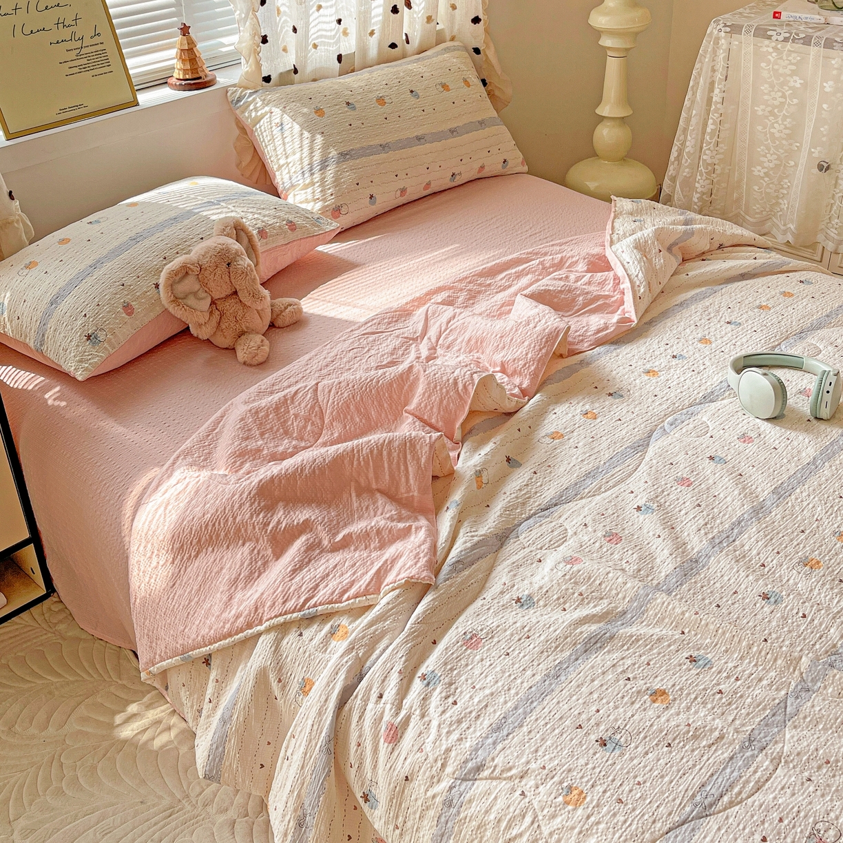 91家纺网 家纺一手货源 找家纺 一比一家纺 2026新款泡芙纱简款夏被四件套 草莓恋语