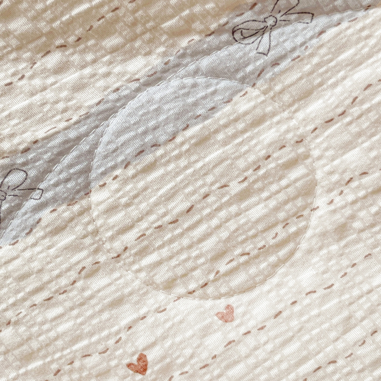 91家纺网 家纺一手货源 找家纺 一比一家纺 2026新款泡芙纱简款夏被四件套 草莓恋语