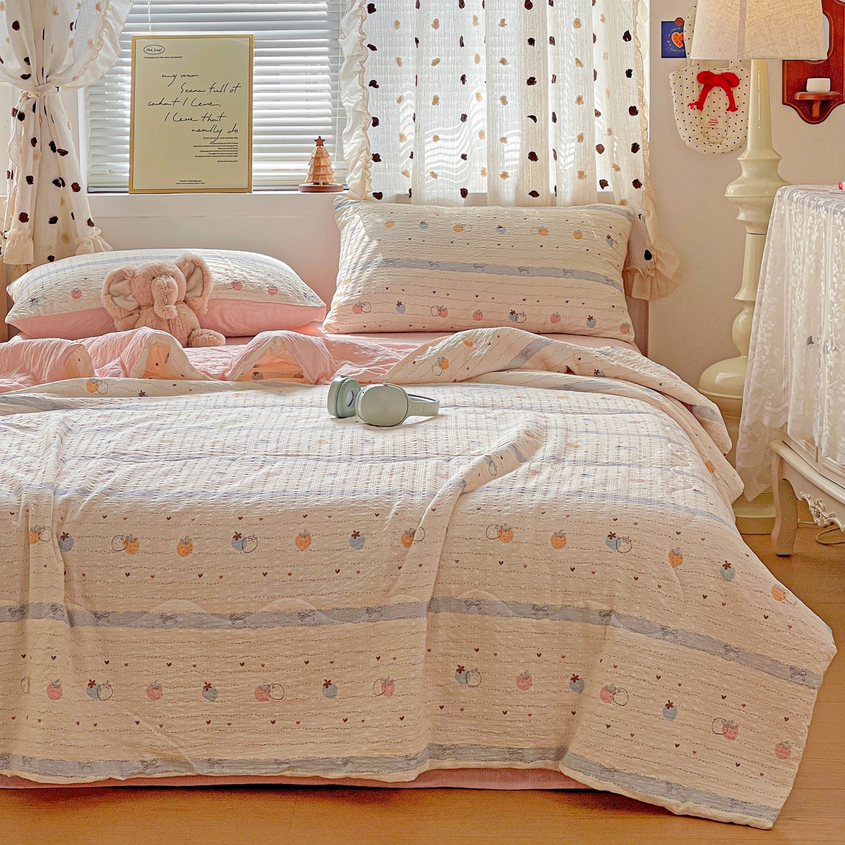 91家纺网 家纺一手货源 找家纺 一比一家纺 2026新款泡芙纱简款夏被四件套 草莓恋语