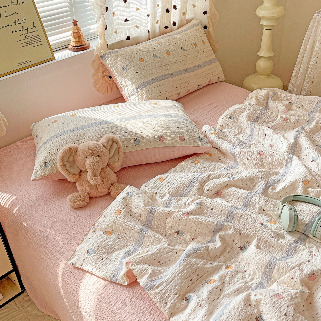 91家纺网 家纺一手货源 找家纺 一比一家纺 2026新款泡芙纱简款夏被四件套 草莓恋语