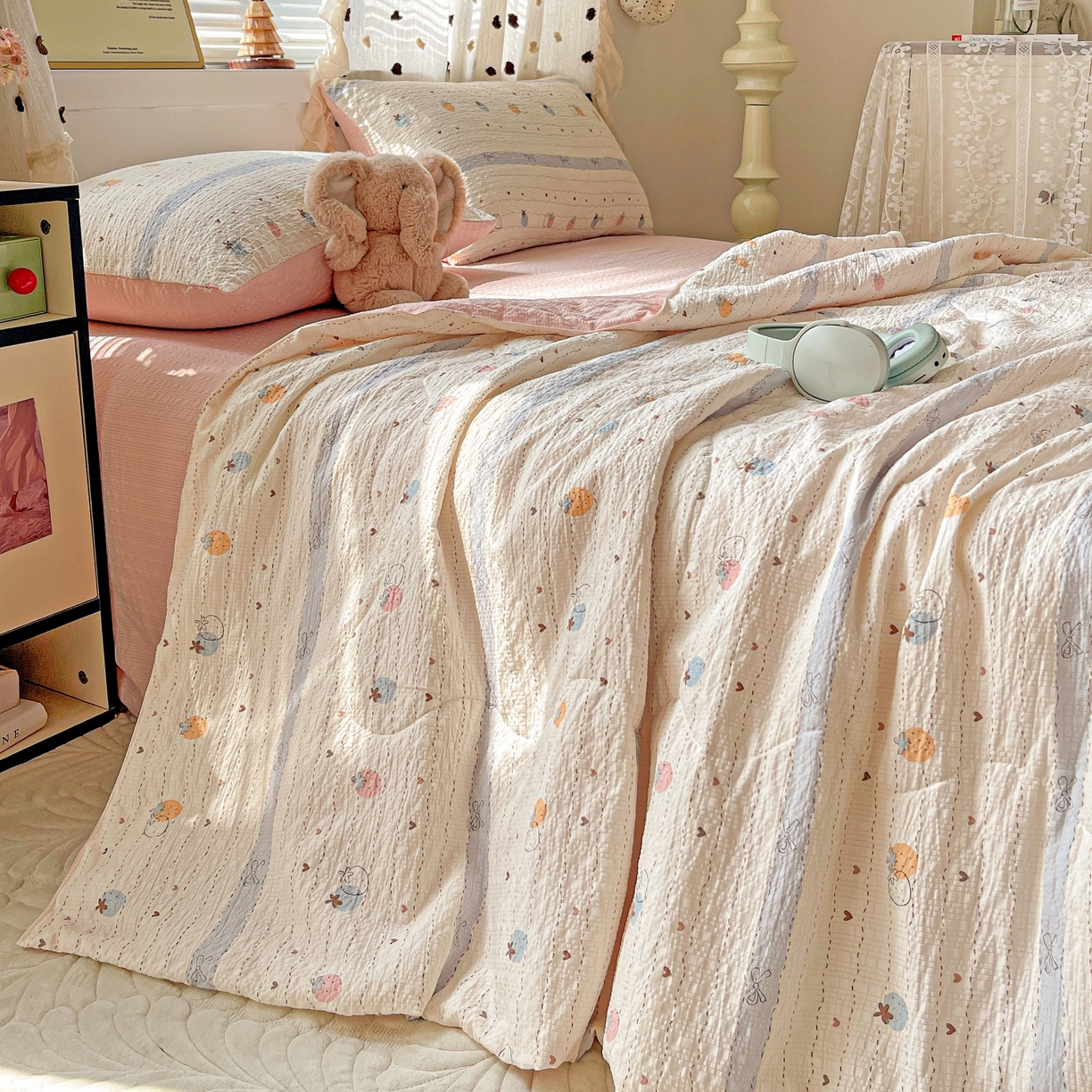 91家纺网 家纺一手货源 找家纺 一比一家纺 2026新款泡芙纱简款夏被四件套 草莓恋语